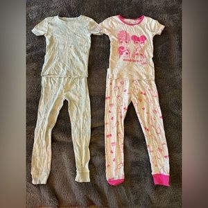 Two pairs of carters short sleeve pajamas 🛍